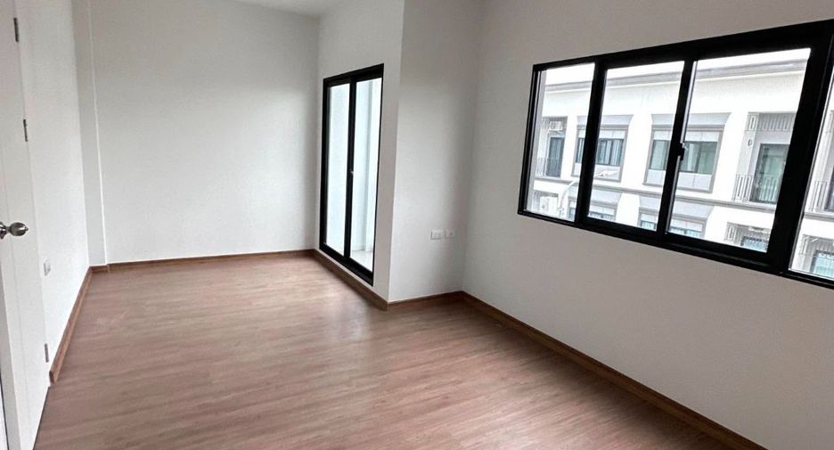 For rent 3 bedrooms townhouse in Mueang Samut Prakan, Samut Prakan