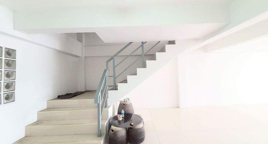 For sale 3 bedrooms retail Space in Krathum Baen, Samut Sakhon