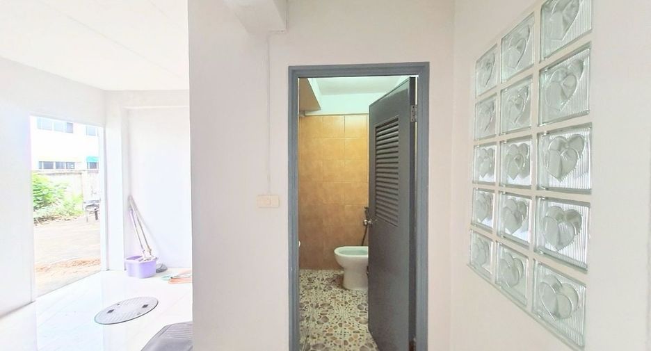 For sale 3 bedrooms retail Space in Krathum Baen, Samut Sakhon