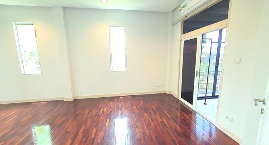 For sale 4 bedrooms house in Thawi Watthana, Bangkok