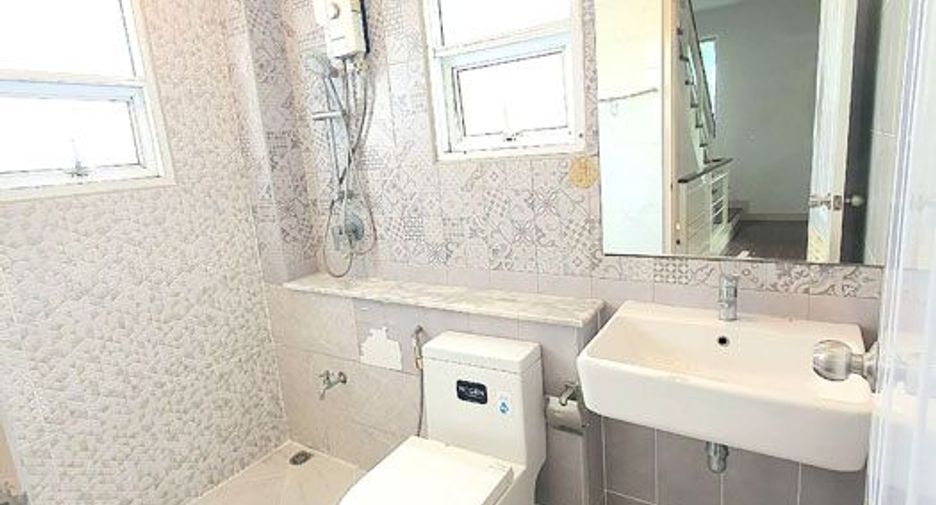 For sale 4 bedrooms house in Thawi Watthana, Bangkok