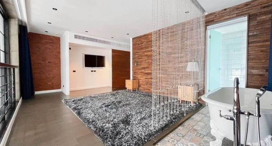 For sale 3 bedrooms condo in Watthana, Bangkok