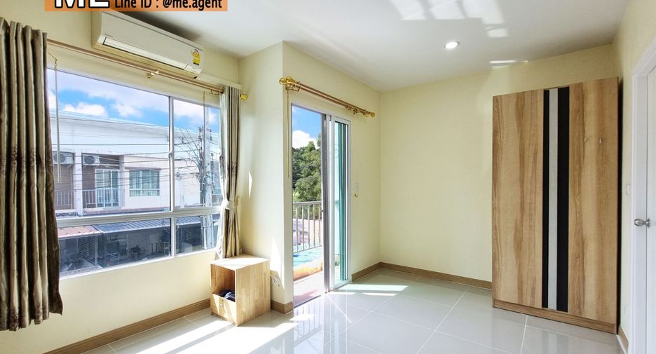 For rent 3 bedrooms townhouse in Suan Luang, Bangkok