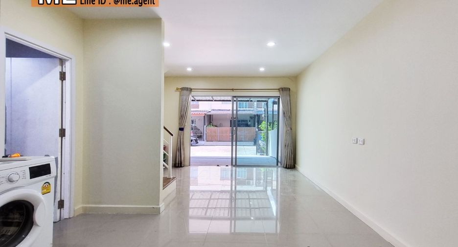 For rent 3 bedrooms townhouse in Suan Luang, Bangkok
