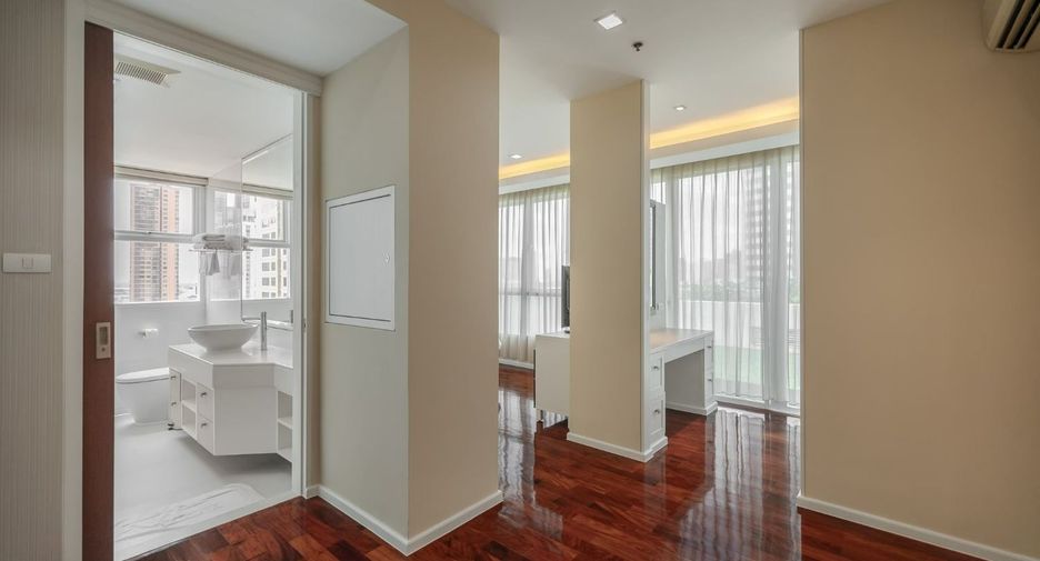 For rent 3 bedrooms apartment in Khlong Toei, Bangkok