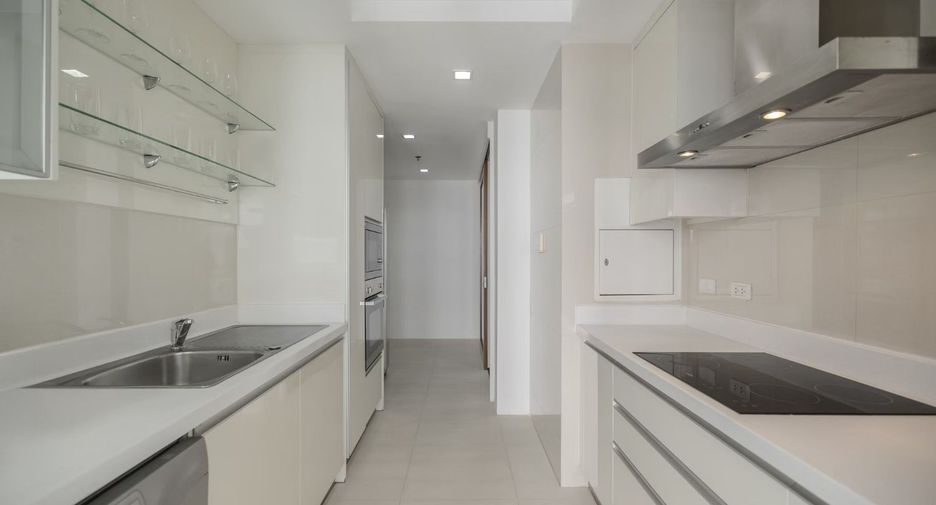 For rent 3 bedrooms apartment in Khlong Toei, Bangkok