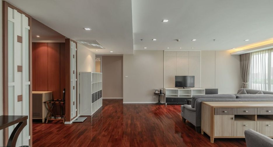 For rent 3 bedrooms apartment in Khlong Toei, Bangkok
