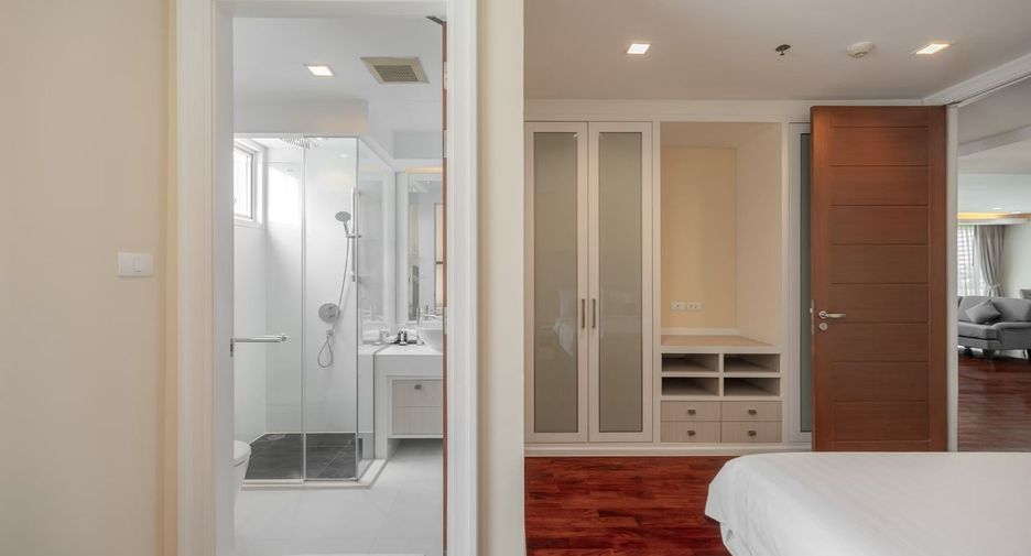 For rent 3 bedrooms apartment in Khlong Toei, Bangkok
