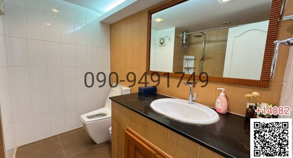 For rent 3 bedrooms condo in Huai Khwang, Bangkok