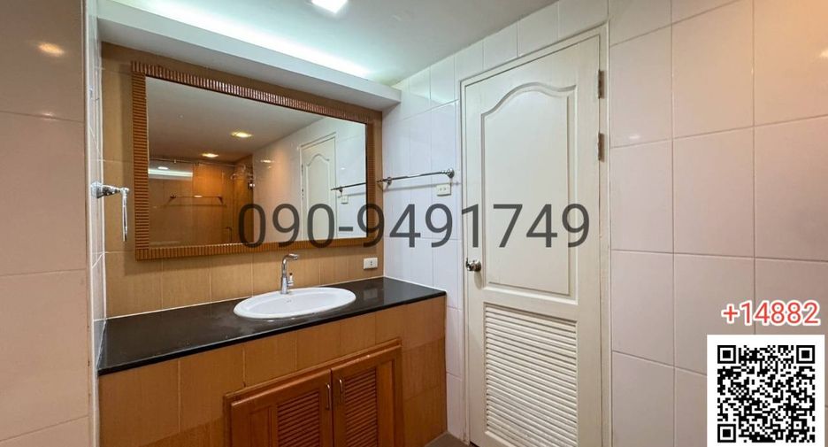 For rent 3 bedrooms condo in Huai Khwang, Bangkok