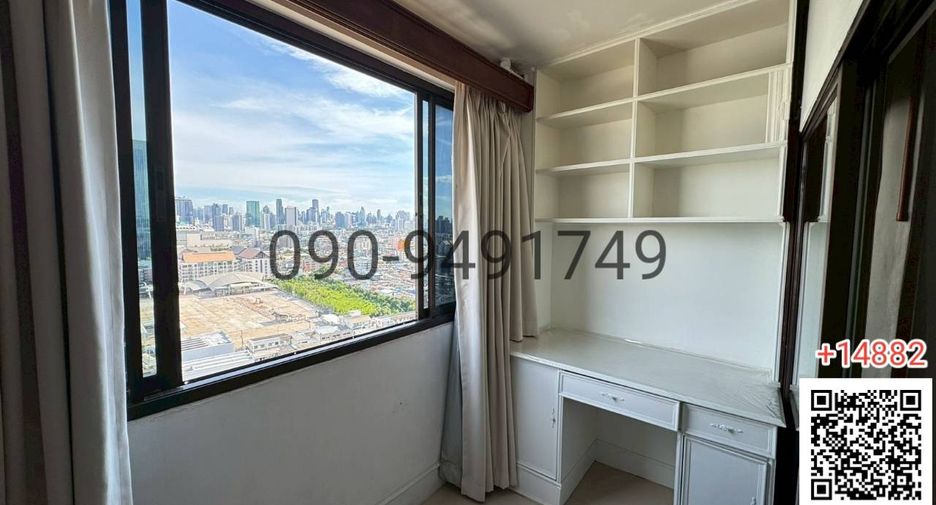 For rent 3 bedrooms condo in Huai Khwang, Bangkok