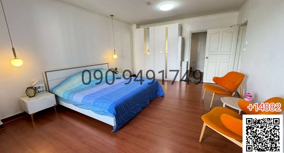 For rent 3 bedrooms condo in Huai Khwang, Bangkok