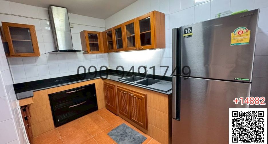 For rent 3 bedrooms condo in Huai Khwang, Bangkok