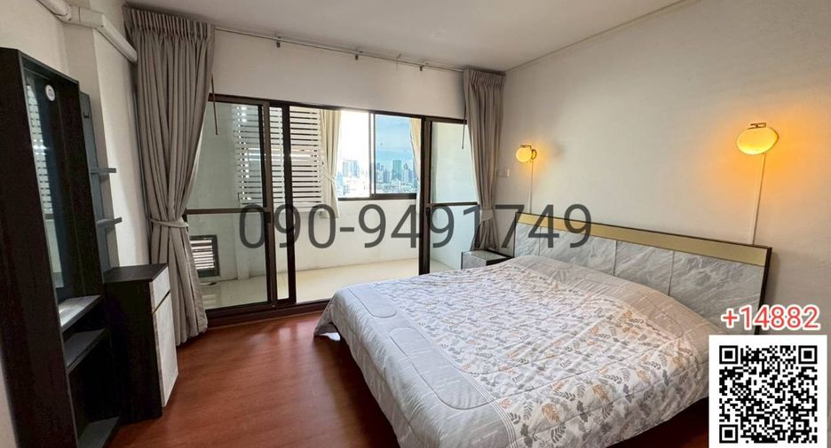 For rent 3 bedrooms condo in Huai Khwang, Bangkok