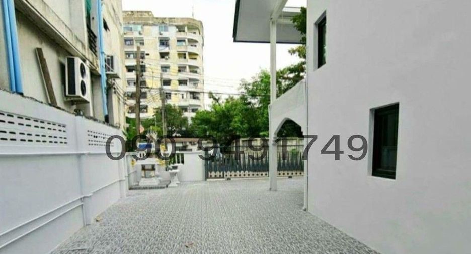 For rent 3 bedrooms retail Space in Lat Phrao, Bangkok