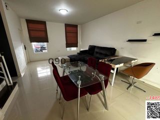 Casa adosada en alquiler de 3 habitaciones en Bang Khen, Bangkok