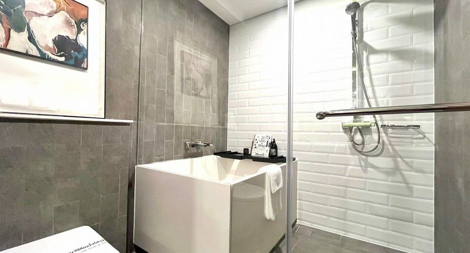 For sale 2 bedrooms condo in Huai Khwang, Bangkok