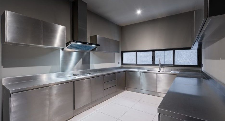 For sale 4 bedrooms house in Don Mueang, Bangkok
