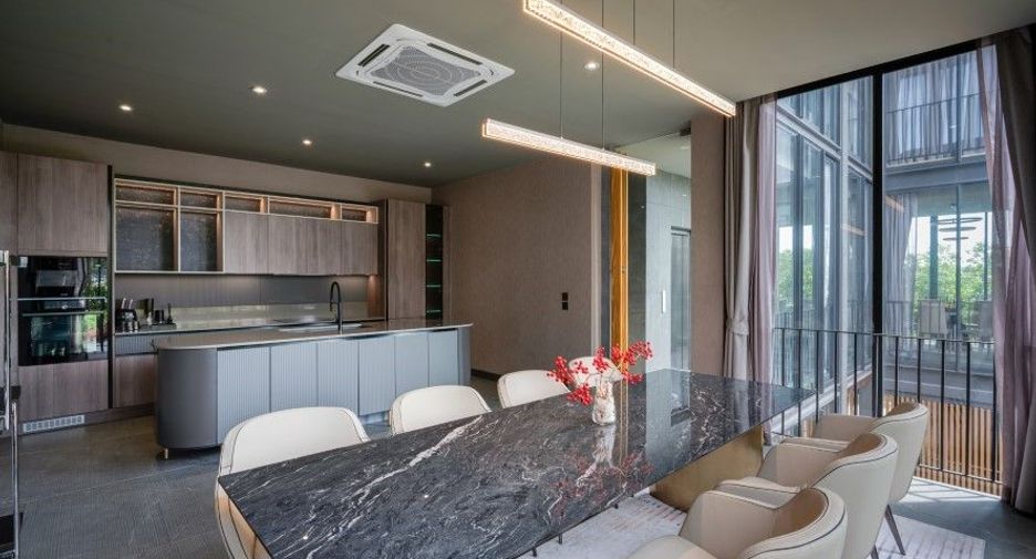 For sale 4 bedrooms house in Don Mueang, Bangkok