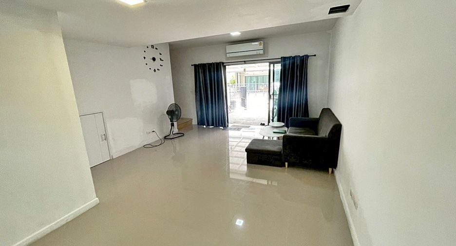 For rent 3 bedrooms townhouse in Bang Phli, Samut Prakan