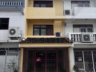 For rent 4 bedrooms townhouse in Bang Na, Bangkok