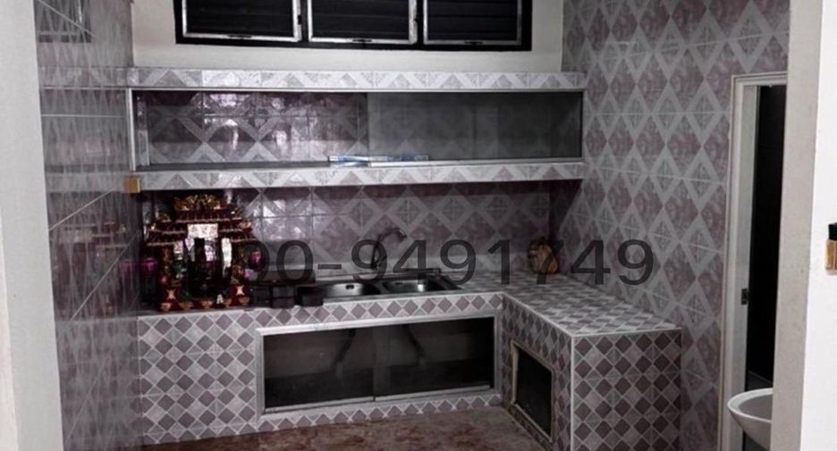 For rent 4 bedrooms townhouse in Bang Na, Bangkok