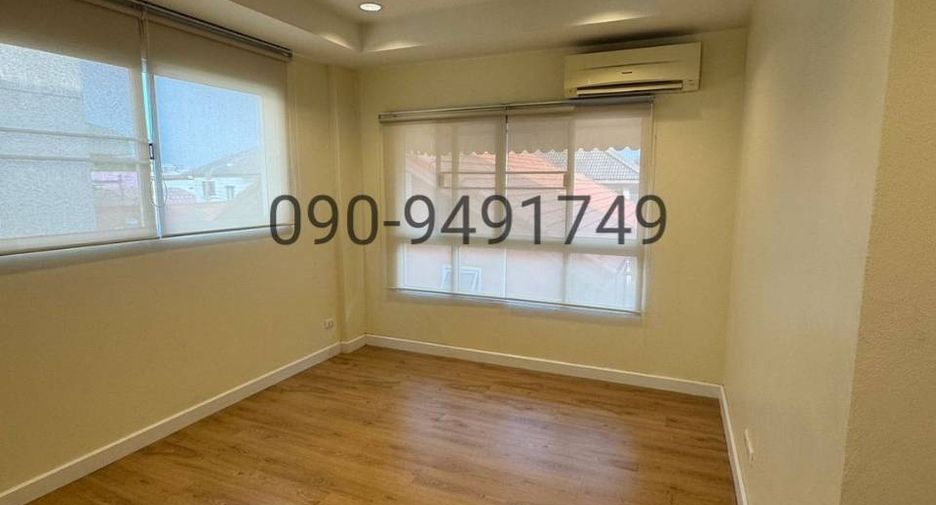 For rent 3 bedrooms townhouse in Lat Phrao, Bangkok