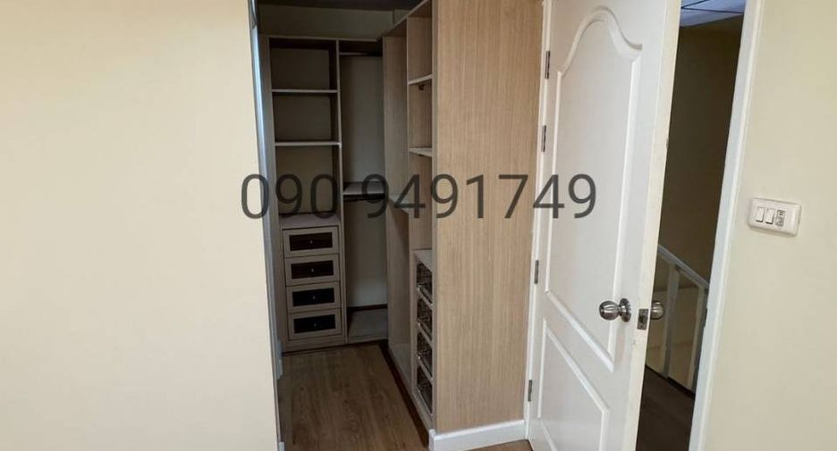 For rent 3 bedrooms townhouse in Lat Phrao, Bangkok