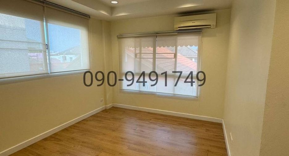 For sale 3 bedrooms townhouse in Lat Phrao, Bangkok
