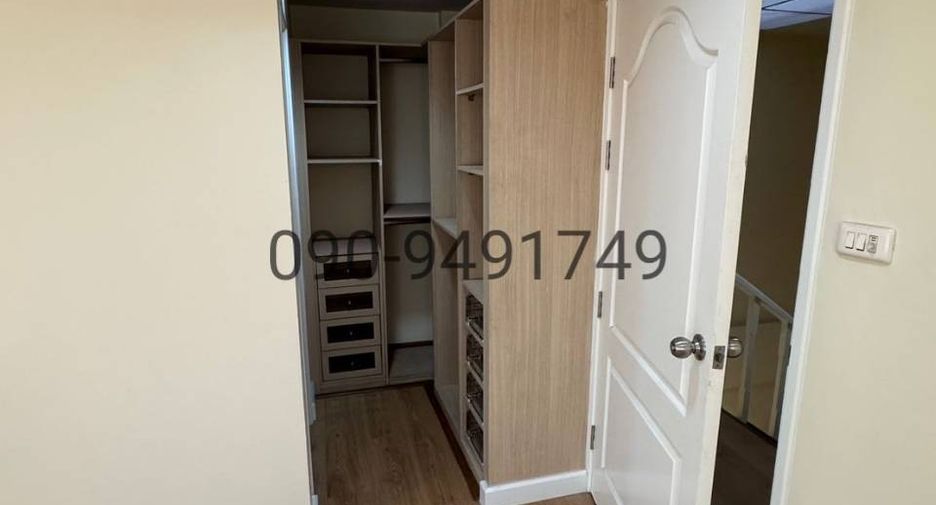 For sale 3 bedrooms townhouse in Lat Phrao, Bangkok