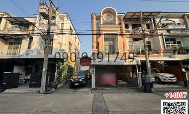 For sale 3 bedrooms townhouse in Lat Phrao, Bangkok