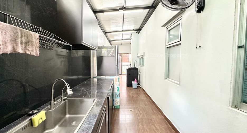 For sale 3 bedrooms house in Si Racha, Chonburi
