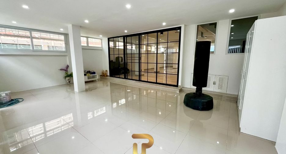 For sale 4 bedrooms townhouse in Bang Lamung, Chonburi