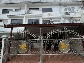 Reihenhaus zur Miete mit 4 Zimmer in Yan Nawa, Bangkok
