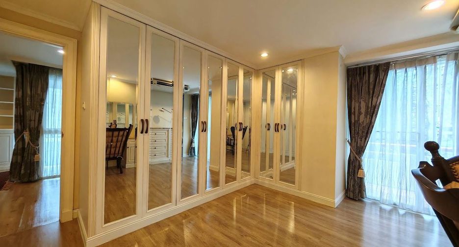 For rent 2 bedrooms condo in Pathum Wan, Bangkok