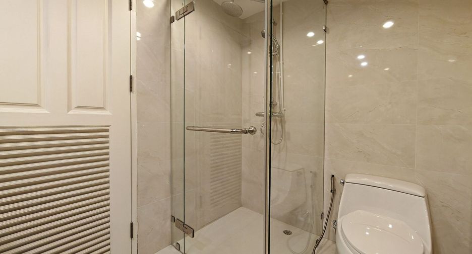 For rent 2 bedrooms condo in Pathum Wan, Bangkok