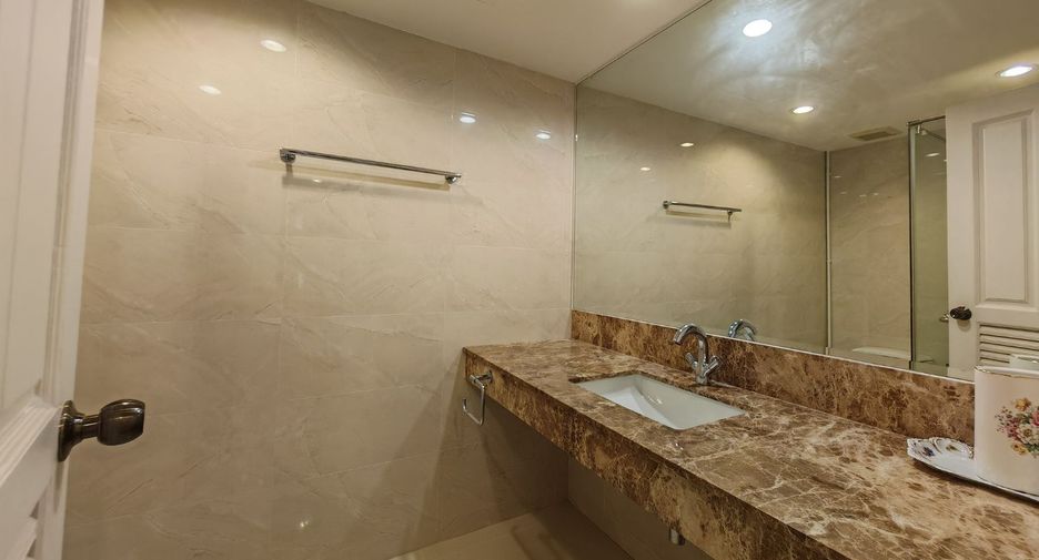 For rent 2 bedrooms condo in Pathum Wan, Bangkok