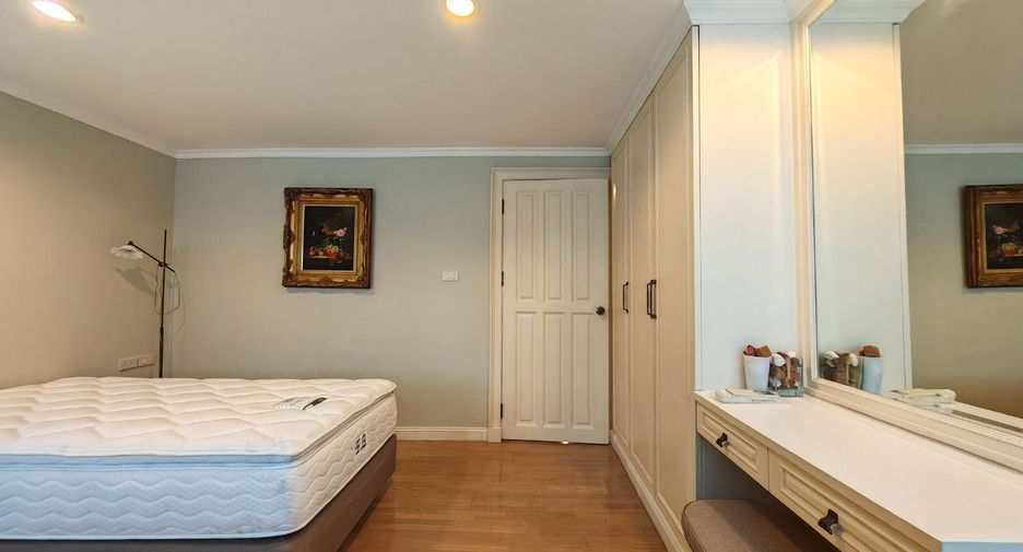 For rent 2 bedrooms condo in Pathum Wan, Bangkok