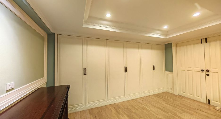 For rent 2 bedrooms condo in Pathum Wan, Bangkok