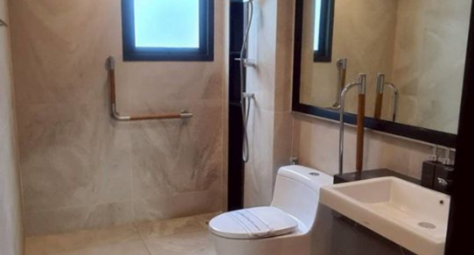 For sale 4 bedrooms house in Lat Krabang, Bangkok
