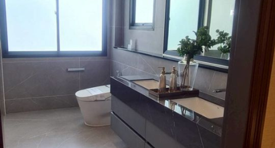 For sale 4 bedrooms house in Lat Krabang, Bangkok