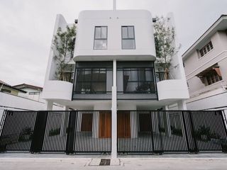 For sale 3 ベッドルーム house in Phra Khanong, Bangkok