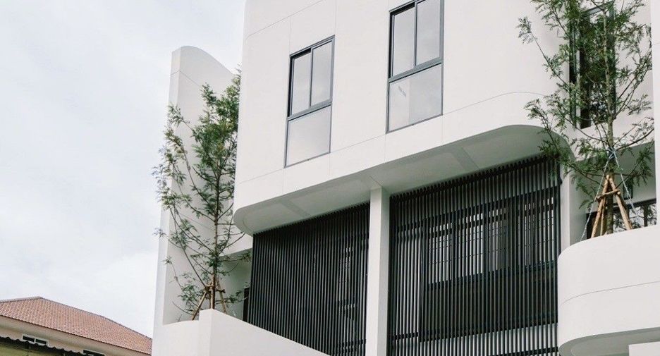 For sale 3 bedrooms house in Phra Khanong, Bangkok