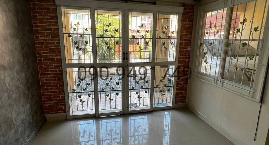 For rent 3 bedrooms townhouse in Lat Krabang, Bangkok