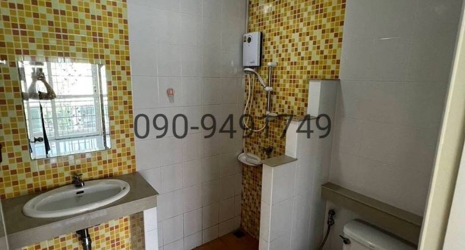 For rent 3 bedrooms townhouse in Lat Krabang, Bangkok