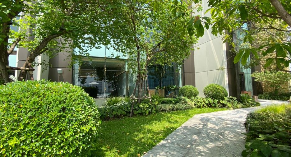 For rent 6 bedrooms condo in Khlong San, Bangkok