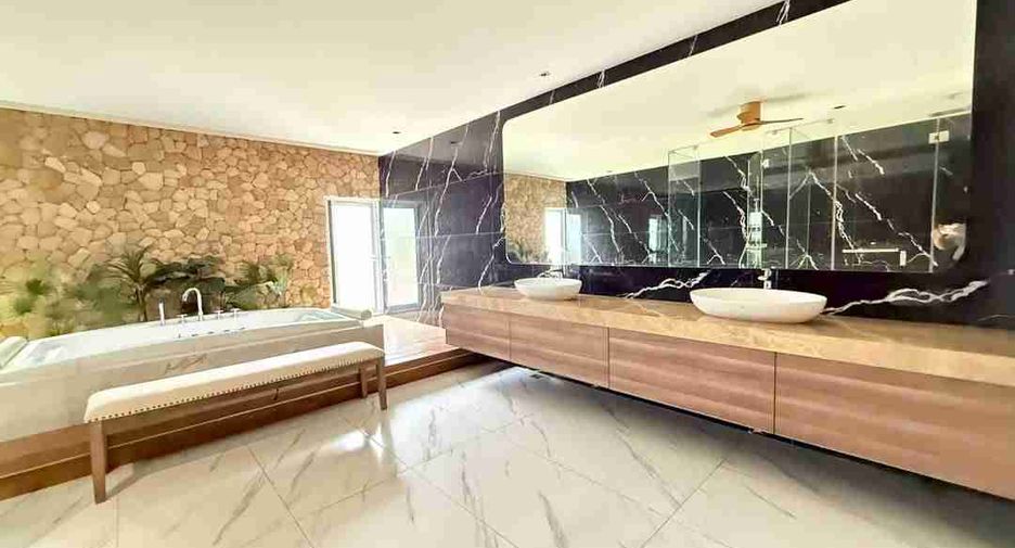 For rent 4 bedrooms villa in Bang Lamung, Chonburi