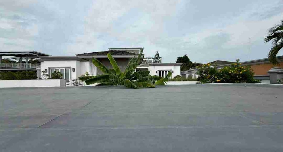 For rent 4 bedrooms villa in Bang Lamung, Chonburi