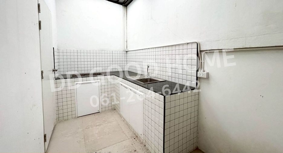 For rent and for sale 2 bedrooms townhouse in Lam Luk Ka, Pathum Thani