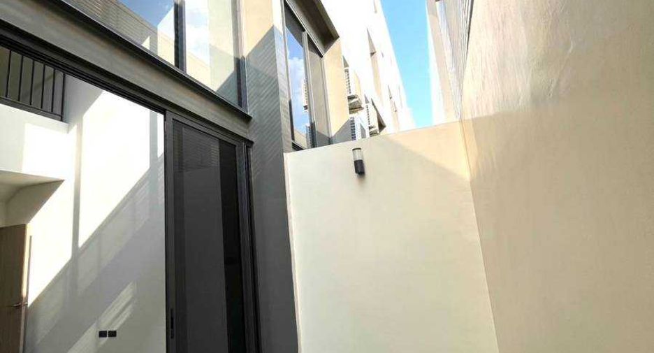 For rent 3 bedrooms townhouse in Wang Thonglang, Bangkok